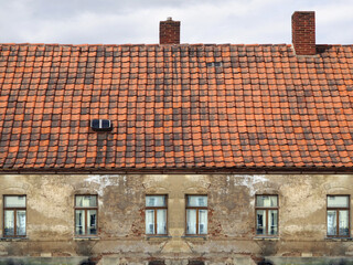 Altes sanierungsbedürftiges Wohnhaus