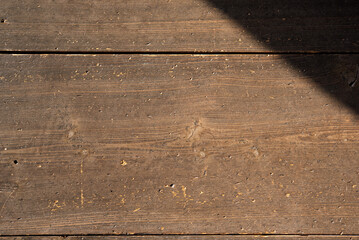 影が差す古い木製の床/壁/机のクローズアップ -...
