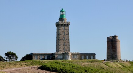 Leuchtturm am Cap Fr&eacute;hel 
Zwischen 1946 bis 1950 auf der Fr&eacute;hel-Spitze im D&eacute;partement C&ocirc;tes-d&rsquo;Armor in der Bretagne errichtet