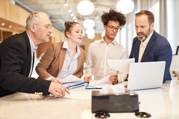 Startup Team und Berater bei Analyse von Dokumenten