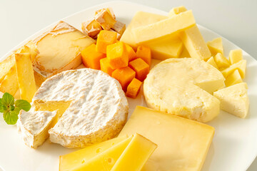 美味しいチーズの盛り合わせ