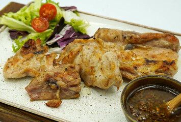 Pollo de granja a la parrilla en restaurante mediterraneo