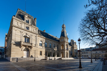Vue extérieure de la façade du bâtiment de la mairie du 14ème arrondissement de Paris, France,...