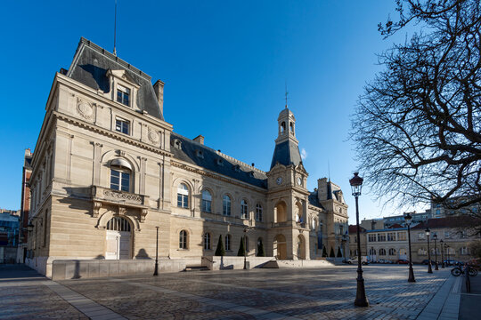Vue ext&eacute;rieure de la fa&ccedil;ade du b&acirc;timent de la mairie du 14&egrave;me arrondissement de Paris, France, construite en 1886