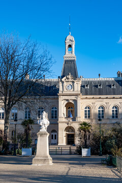 Vue ext&eacute;rieure de la fa&ccedil;ade du b&acirc;timent de la mairie du 14&egrave;me arrondissement de Paris, France, construite en 1886