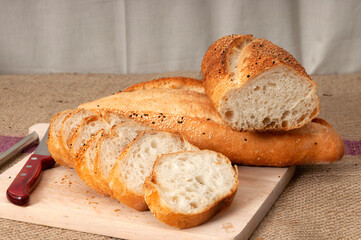 Bread made from wheat flour. Sliced ​​whole wheat bread. Baked fresh bread. Bread knife.