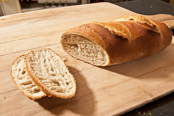 Angeschnittenes frisches Brot, Schweiz
