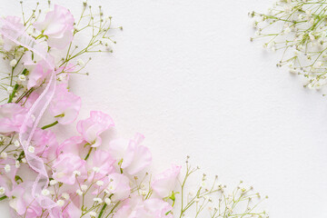 Obraz premium スイートピーとカスミソウのフレーム