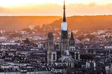 Naklejka premium Cathédrale de Rouen au couché de soleil