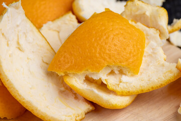 Peel the peeled orange on the board