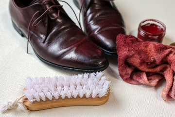 クリームを使った革靴のお手入れセット