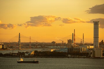 Obraz premium 名古屋港ガーデンふ頭から眺めた名港トリトンの夕焼け