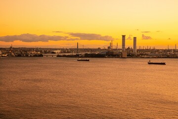名古屋港ガーデンふ頭から眺めた名港トリトンの夕焼け