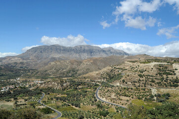 Fototapeta na wymiar Le mont Ampelakia et la centrale éolienne de Perdikokoryfi vus depuis Agia Varvara en Crète