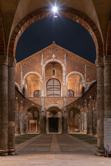 Fototapeta na wymiar Basilica di Sant'Ambrogio, una delle chiese più antiche di Milano, Italia.