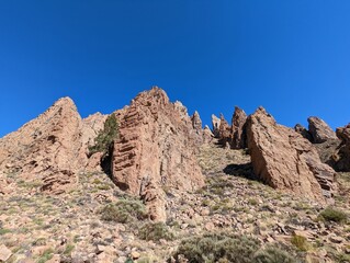 Fototapeta premium Die Roques de García in der Caldera de las Cañadas unterhalb des Vulkans Teide auf Teneriffa in Spanien bei wolkenlosem Himmel und strahlendem Sonnenschein