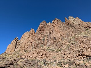 Fototapeta premium Die Roques de García in der Caldera de las Cañadas unterhalb des Vulkans Teide auf Teneriffa in Spanien bei wolkenlosem Himmel und strahlendem Sonnenschein