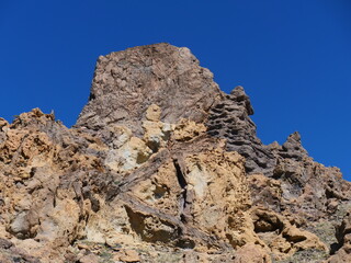 Fototapeta na wymiar Die Roques de García in der Caldera de las Cañadas unterhalb des Vulkans Teide auf Teneriffa in Spanien bei wolkenlosem Himmel und strahlendem Sonnenschein