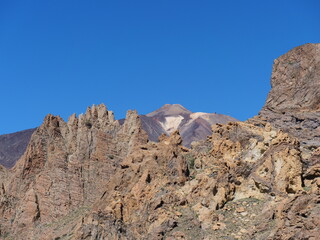 Die Roques de García in der Caldera de las Cañadas unterhalb des Vulkans Teide auf Teneriffa in Spanien bei wolkenlosem Himmel und strahlendem Sonnenschein