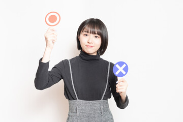 OKのプレートを見せている若い女性