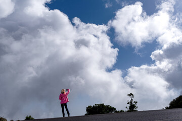 Selfies auf einer Hochpassstrasse im Teide Nationalpark auf Teneriffa. Wie in den Wolken stehen.
