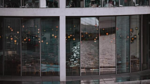 Spiegelungen an Architektur 