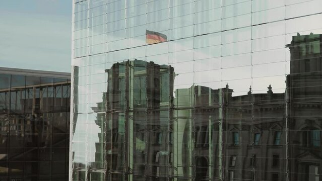 Spiegelungen an Architektur 