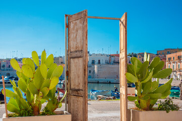 Vista panoramica del lungomare di Bisceglie in Puglia.