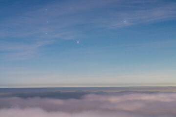 雲海に昇るオリオン