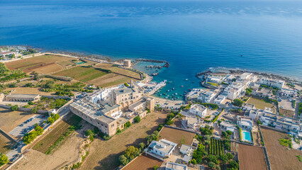 Veduta aerea dell'Abbazia di San Vito a Polignano a Mare in Puglia con drone.