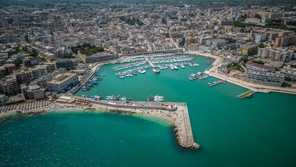 Veduta aerea del borgo antico e porto di Bisceglie in Puglia con drone.