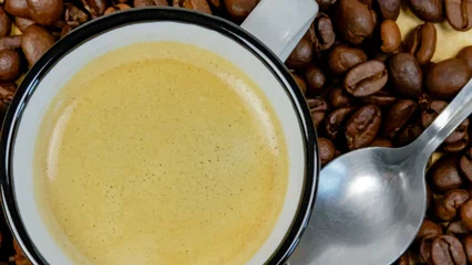 Foto op Plexiglas Koffiebar tasse de café et grains de café en gros plan