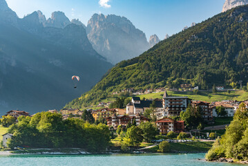 Vista panoramica sul lago di Molveno e le Dolomiti del Brenta
