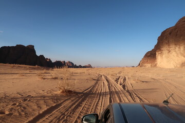 Obraz premium Exploring the Wadi Rum desert with a off-road vehicle, Jordan