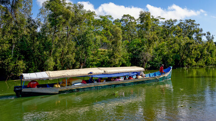 Bateau de transport de passagers sur le Canal des Pangalanes à Madagascar