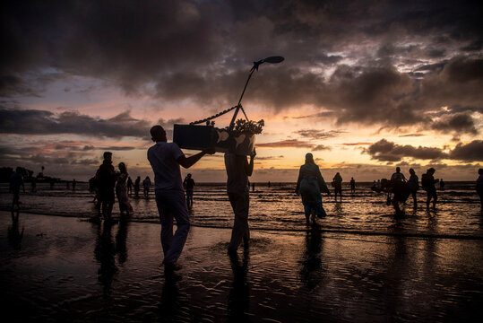 Montevideo, Uruguay - 02 de Febrero de 2022: Personas realizando una ofrenda a la diosa del mar Iemanj&aacute; al atardecer