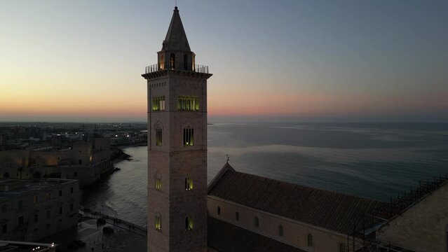 Veduta aerea panoramica della Cattedrale di Trani in Puglia con drone al tramonto.
