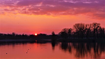 Obraz na płótnie Canvas Beautiful purple sunset on the lake