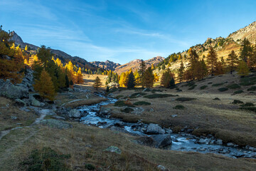 Torrent La Clarée  ,Paysage de la vallée de la Clarée à l' automne , Hautes-Alpes , France	