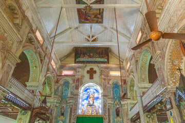 Fototapeta na wymiar Inside décor of Santa Cruz Cathedral Basilica is endowed with artistic grandeur and colours of the gothic style.
