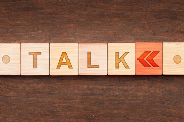 Blocos de letras com a palavra Talk - Conceito de uso de uma palavra chave em palestra