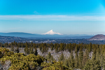 Fototapeta premium Mountain Cascade Range in Central Oregon Bend
