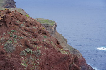 Vulkangestein auf der Halbinsel Ponta de São Lourenço im Atlantischen Ozean