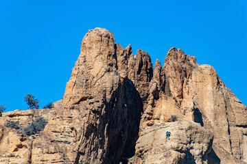 Fototapeta premium Couple of Mountain Climbers Climbing a Cliff in Smith Rock State Park, OR