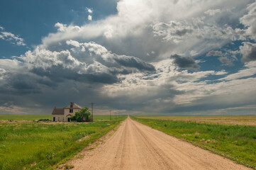 Fototapeta premium Abandoned Home on Dirt Road in Eastern Colorado