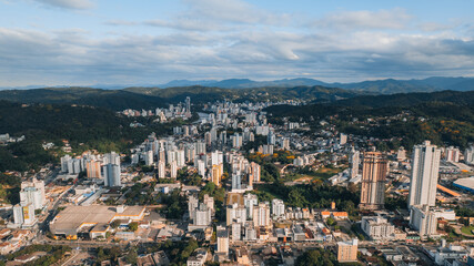 Obraz premium aerial image of downtown Blumenau, with Itajaí Açú River, Santa Catarina, southern Brazil, buildings, main streets, vegetation and sunny day