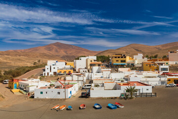 Fuerteventura. Krajobrazy wysp kanaryjskich. Podróże po wyspach kanaryjskich. Fotografia podróżnicza. Wakacyjny klimat. Niebieskie niebo. Widoki z wulkanicznej hiszpańskiej wyspy.