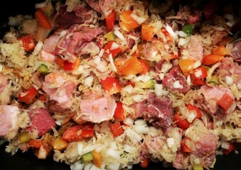 Vorbereitung eines Szegediner Gulasch: Mit Schweinefleisch, Rindfleisch, Sauerkraut, Paprika,...