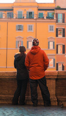 Pareja de turistas observando la ciudad