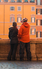 Pareja de turistas observando la ciudad